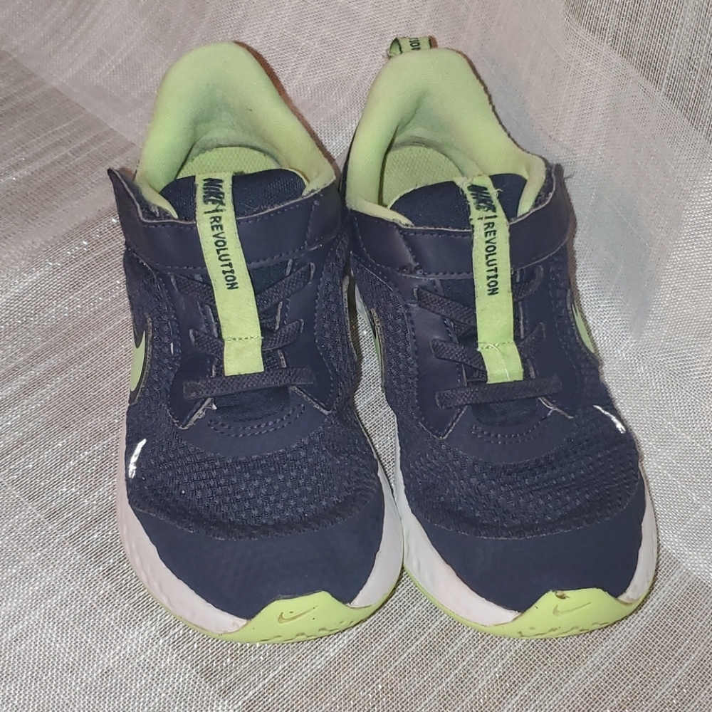 Nike Revolution Boys size 1y great condition